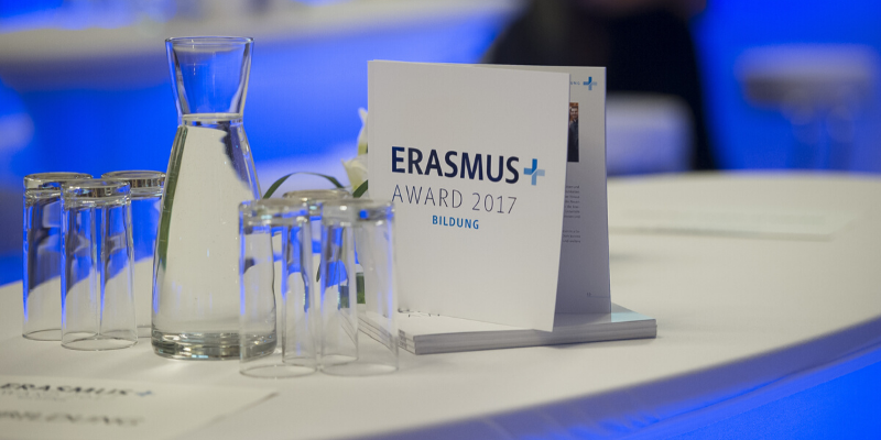 Bild zeigt einen Flyer mit dem Text "Erasmus+ Award 2017"